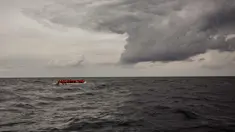 Pengungsi dan migran menunggu untuk diselamatkan oleh LSM Spanyol Proactiva Open Arms di atas sebuah kapal karet, 60 mil sebelah utara Al -Khum, Libya (18/2). Para pengungsi dan migran ini meninggalkan Libya untuk ke Eropa. (AP Photo/Olmo Calvo)