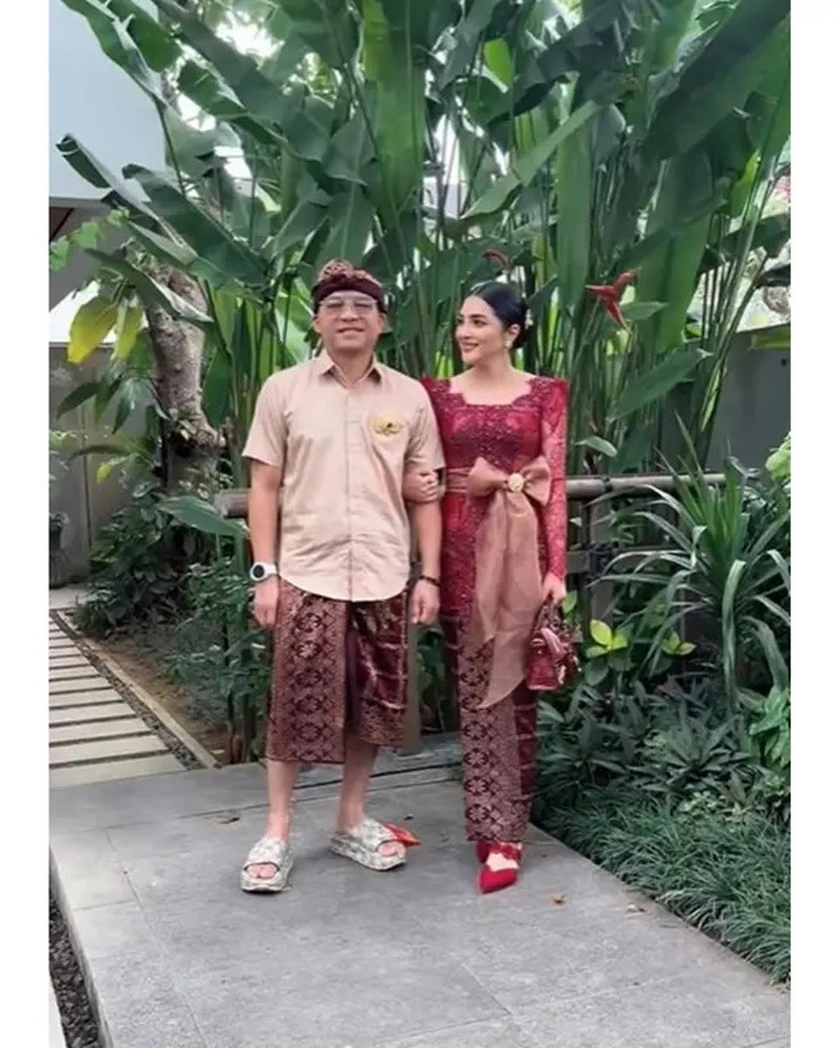 6 Potret Keluarga Hermansyah di Nikahan Kakak Sarah Menzel, Kompak Berbusana Adat Bali