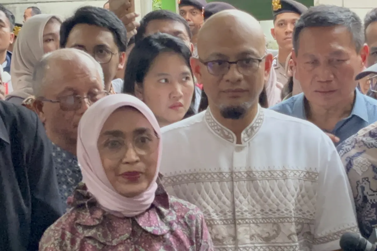 Mantan Direktur Utama PT ASDP Indonesia Ferry Ira Puspadewi usai bebas dari Rutan Kelas I Cabang KPK.