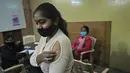 Seorang remaja pergi setelah disuntik vaksin COVID-19 di sebuah sekolah pemerintah, di New Delhi, Senin (3/1/2022). India mulai memvaksinasi remaja usia 15-18 tahun saat banyak negara bagian memberlakukan pembatasan ketat untuk menahan lonjakan kasus omicron. (AP Photo /Manish Swarup)
