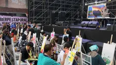 Presiden ke-enam Republik Indonesia, Susilo Bambang Yudhoyono (SBY) saat melukis saat gelaran hari ketiga atau terakhir Festival Musik Pestapora 2024 di JIExpo Kemayoran, Jakarta, Minggu (22/9/2024). (Liputan6.com/Herman Zakharia)