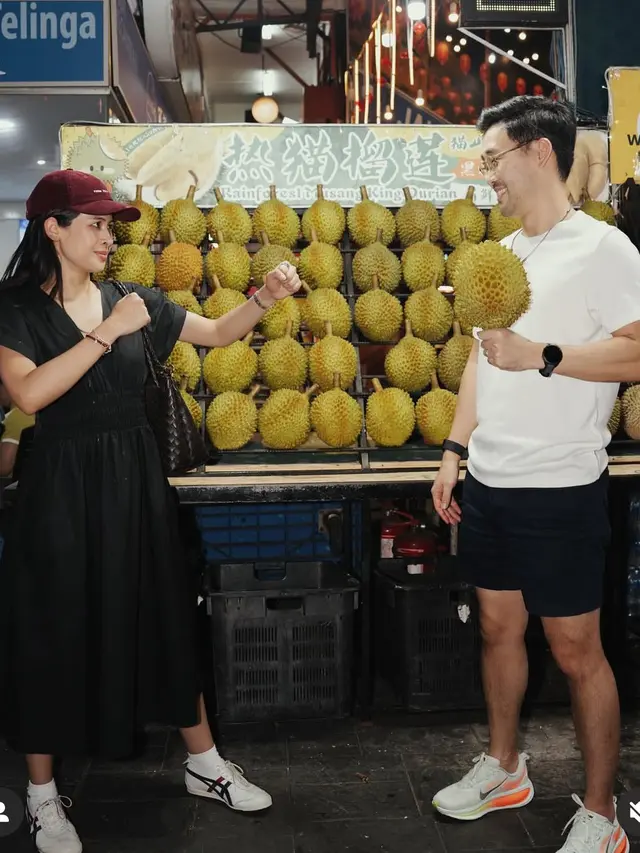 Maudy Ayunda saat di Malaysia makan duren bersama suami. [@jessechoi_]