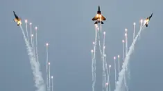 Jet tempur F-15SG (tengah) di antara dua jet tempur F-16 dari Angkatan Udara Republik Singapura bermanuver di udara jelang Singapore Airshow 2018, Jumat (2/2). Singapore Airshow 2018 dihelat setiap dua tahun. (AP Photo/Wong Maye-E)