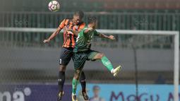 Duel pemain PS TNI, Gustur Cahyo Putro (kanan) dan pemain Perseru Serui, Moch. Zaenuri pada lanjutan Liga 1 2017 di Stadion Pakansari, Bogor (07/10/2017). PS TNI menang 2-1. (Bola.com/Nicklas Hanoatubun)