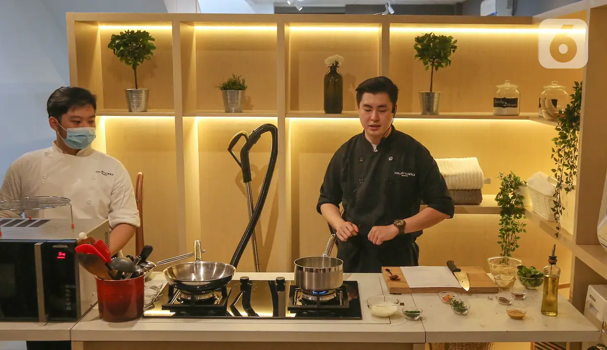 Master chef memberikan kelas demo memasak ikan salmon di MODENA Home Center PIK, Jakarta, Rabu (1/7/2020). Konsumen tidak hanya dapat menikmati inovasi produknya saja, namun sekaligus dapat meningkatkan estetika pada interior rumah. (Liputan6.com)