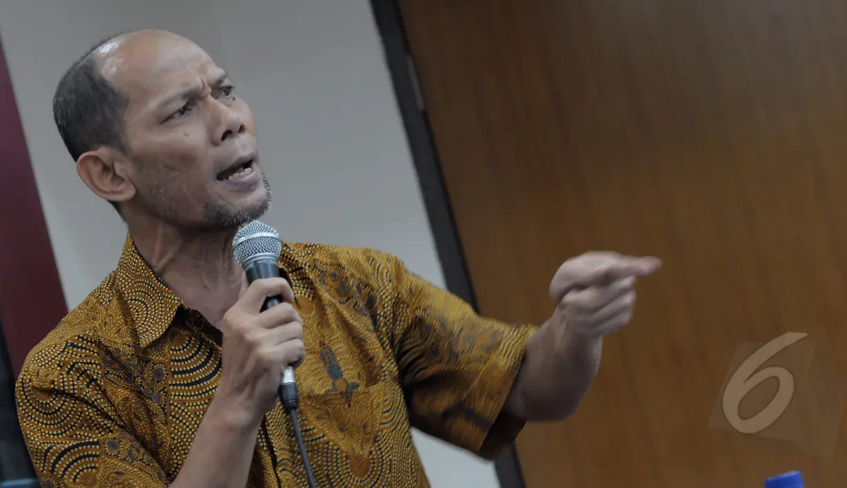 Pengamat Ekonomi Politik, Ichsanuddin Noorsy menjadi narasumber diskusi "Rupiah Terpuruk dan Dampaknya bagi Perekonomian Indonesia", Jakarta, Kamis (19/03/2015). (Liputan6.com/Andrian M Tunay)