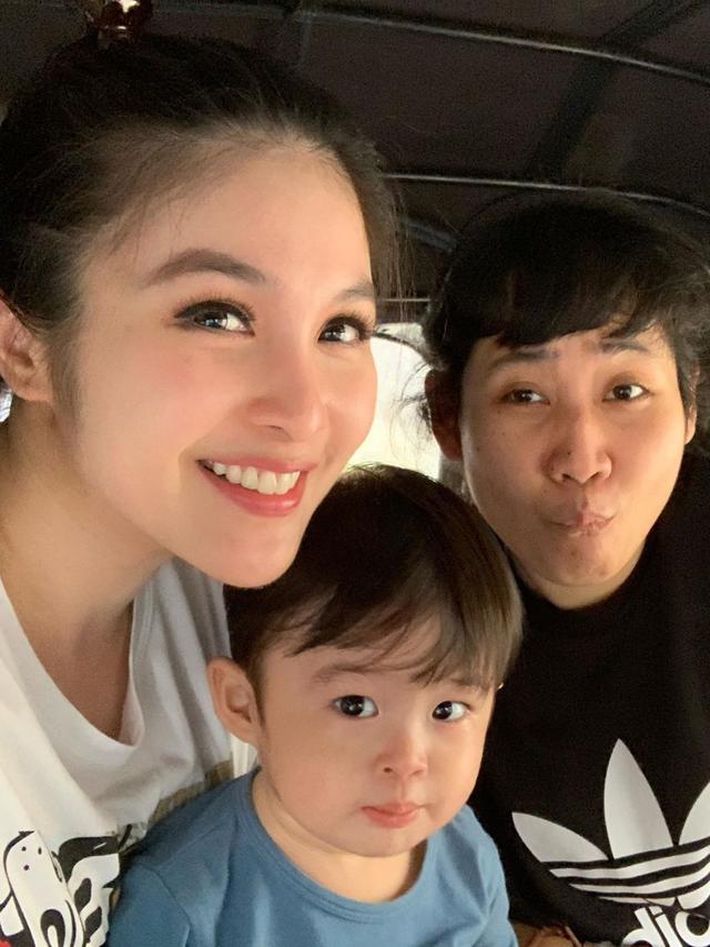 7 Potret Sederhana Raphael Moeis dan Sandra Dewi Naik Bajaj