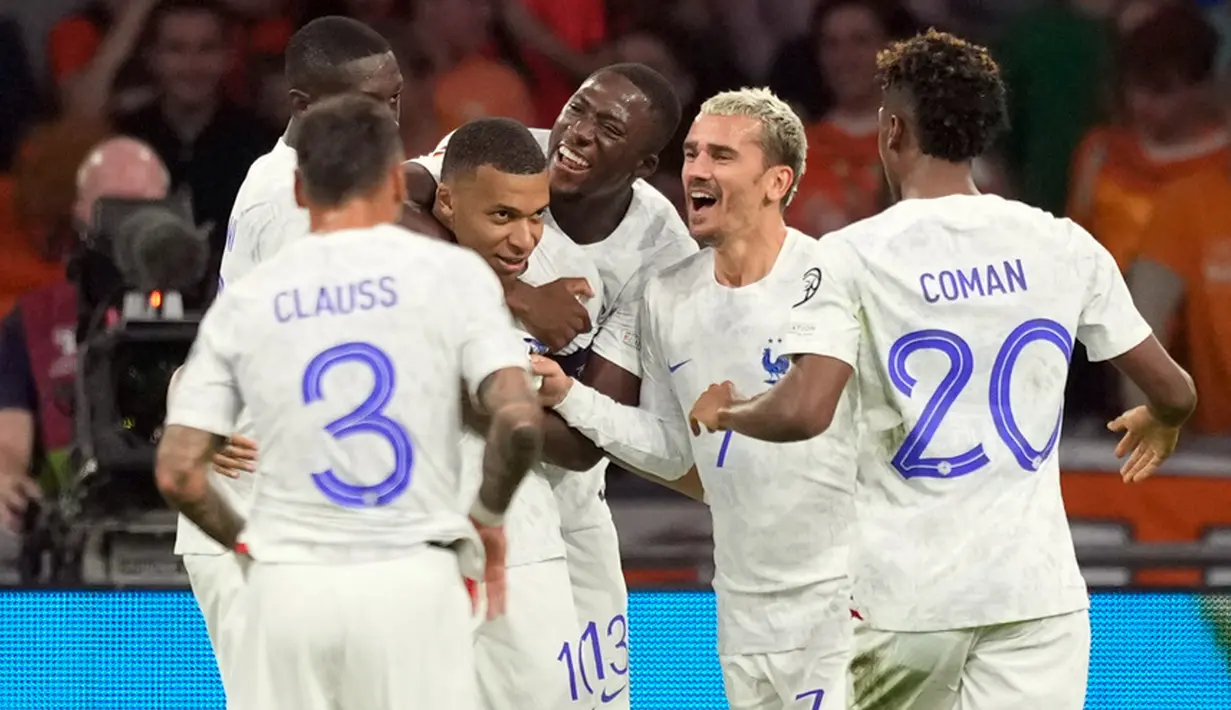 Pemain Prancis Kylian Mbappe (tengah kiri) merayakan setelah mencetak gol ke gawang Belanda pada pertandingan sepak bola Grup B Kualifikasi Euro 2024 di Stadion Johan Cruyff Arena, Amsterdam, Belanda, Jumat (13/10/2023). Prancis menang 2-1. (AP Photo /Peter Dejong)
