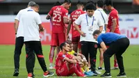 Pelatih Persija Jakarta, Thomas Doll berbincang dengan pemainnya, Riko Simanjuntak dan Andritany Ardhiyasa setelah berakhirnya laga menghadapi Barito Putera pada laga lanjutan BRI Liga 1 2022/2023 di Stadion Patriot Candrabhaga, Bekasi, Rabu (22/02/2023). (Bola.com/Bagaskara Lazuardi)