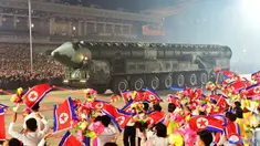Rudal balistik antarbenua Hwasong-18 dipamerkan pada parade militer untuk memperingati 70 tahun gencatan senjata yang menghentikan pertempuran dalam Perang Korea 1950-53 di Lapangan Kim Il Sung, Pyongyang, Korea Utara, 27 Juli 2023. (Korean Central News Agency/Korea News Service via AP)