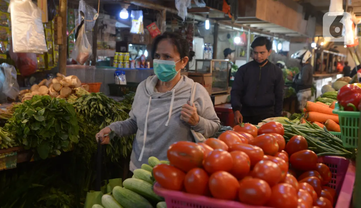 Seorang wanita yang mengenakan masker berjalan di Pasar Senen, Jakarta, Kamis (22/10/2020). Pedagang mengeluhkan sepinya pembeli karena terdampak pandemi COVID-19 serta ramainya demo Omnibus Law UU Cipta Kerja beberapa minggu ini. (merdeka.com/Imam Buhori)