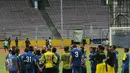 Pemain Persib melakukan evaluasi usai latihan latihan jelang final Piala Bhayangkara 2016 di Stadion GBK Jakarta, Sabtu (2/4/2016). Final Piala Bhayangkara mempertemukan Persib dan Arema Cronus. (Liputan6.com/Helmi Fithriansyah)