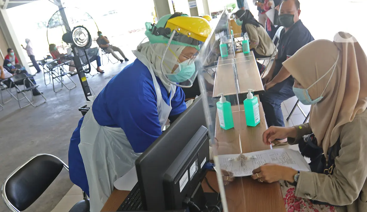 Petugas medis melakukan screening terhadap warga yang mengikuti swab test massal di Rumah Sakit Universitas Indonesia (RSUI), Depok, Jawa Barat, Selasa (2/6/2020). RSUI menggelar program pekan swab test massal mulai tanggal 2-19 Juni 2020. (Liputan6.com/Herman Zakharia)