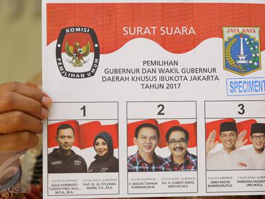 KPUD DKI Jakarta menunjukkan surat suara pemilihan gubernur dan wakil gubernur DKI Jakarta, Rabu (11/1).  KPUD DKI memastikan ketiga pasangan Cagub dan Cawagub DKI akan mengikuti kampanye debat terbuka yang pertama. (Liputan6.com/Immanuel Antonius)