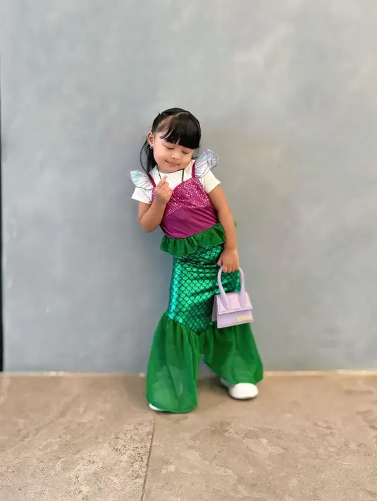 Lengkapi kostum mermaid-nya, Ameena Atta jinjing tas Jacquemus The Chiquito seharga Rp11jutaan [@aurel.hermansyah]