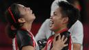 Pasangan Indonesia, Apriyani Rahayu dan Greysia Polii (kiri) merayakan kemenangan setelah pertandingan final bulu tangkis ganda putri melawan Jia Yifan dan Chen Qingchen dari China selama Olimpiade Tokyo 2020 di Musashino Forest Sports Plaza di Tokyo pada 2 Agustus 2021. (AFP/Alexander Nemenov)