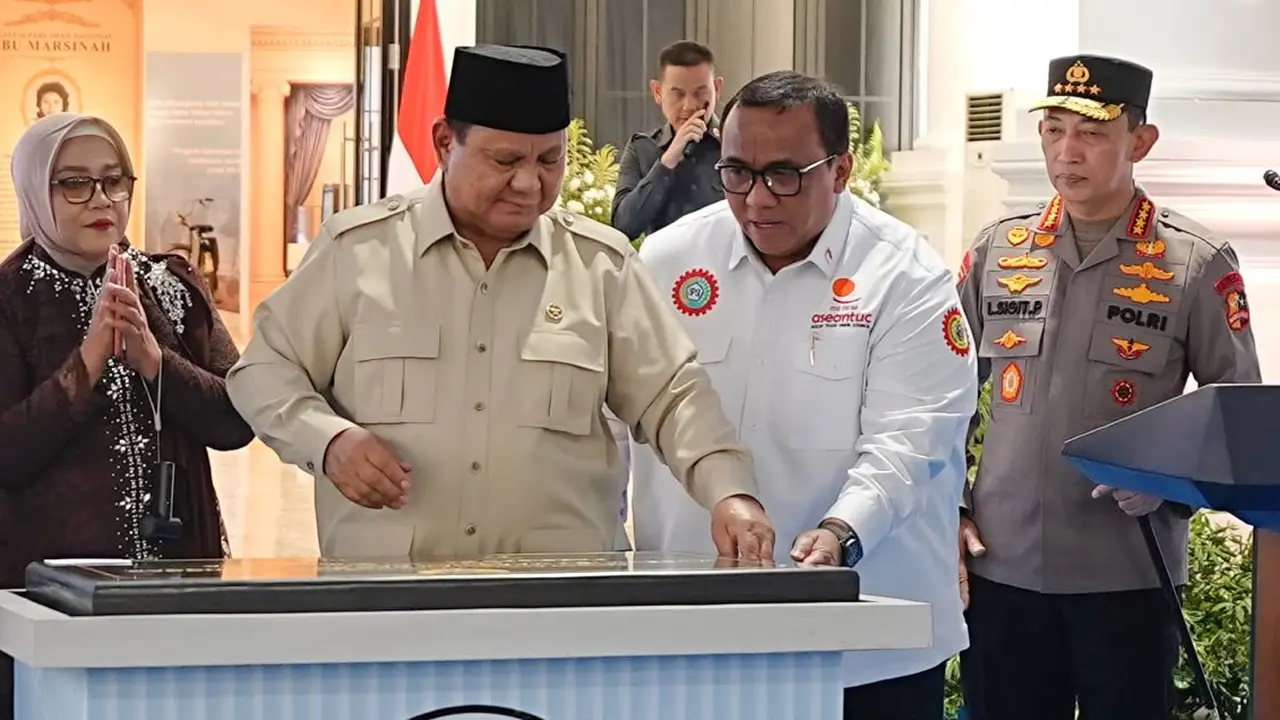 Presiden Prabowo Subianto bersama Presiden Konfederasi Serikat Pekerja Seluruh Indonesia (KSPSI) sekaligus Penasihat Kapolri Bidang Ketenagakerjaan Andi Gani Nena Wea.