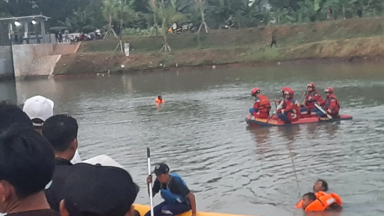 Sebuah musibah terjadi di Waduk Brigif, Jagakarsa, Jakarta Selatan, Selasa (29/8). Seorang siswa tenggelam dan sulit ditemukan, hingga upaya penyelamatan terus diupayakan (Istimewa)
