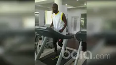 Penyerang Inggris, Carlton Cole, menjalani tes kesehatan di Indonesia Sports Medicine Center (ISMC) Jakarta pada Rabu (29/3/2017). Sehari berselang ia direncanakan bakal diperkenalkan secara resmi oleh Persib. (Bola.com/Dok. Pribadi/Abdi Satria)