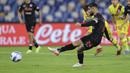 Penyerang Napoli, Lorenzo Insigne saat mencetak gol lewat  titik penalti ke gawang Bologna pada pertandingan Liga Serie A Italia di stadion Diego Armando Maradona di Naples Jumat (29/10/2021). Insigne mencetak dua gol dan mengantar Napoli menang 3-0. (Alessandro Garofalo/LaPresse via AP)