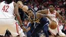 Pebasket Houston Rockets, Brandon Knight, berusaha merebut bola dengan pemain Denver Nuggets, Monte Morris, pada laga NBA di Toyota Center, Selasa (8/1). Houston Rockets menang 125-113 atas Denver Nuggets. (AP/Michael Wyke)