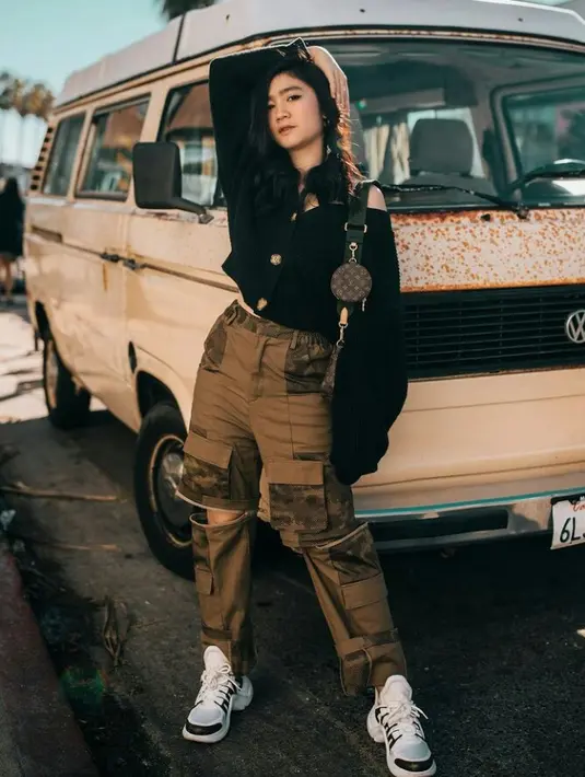 Tampil lebih sporty dengan kombinasi cardigan rajut warna hitam, cargo pants, dan sneakers. (Foto:Instagram/febbyrastanty).