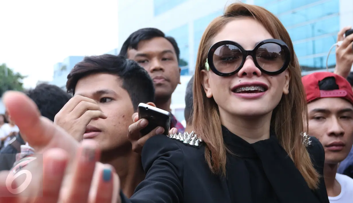 Nikita Mirzani saat ingin diwawancarai usai mengisi  sebuah acara di kawasan Tendean, jakarta, Senin (14/12). Ia tampak tak bersahabat dengan para wartawan yang ingin mewawancarainya. (Liputan6.com/Herman Zakharia)