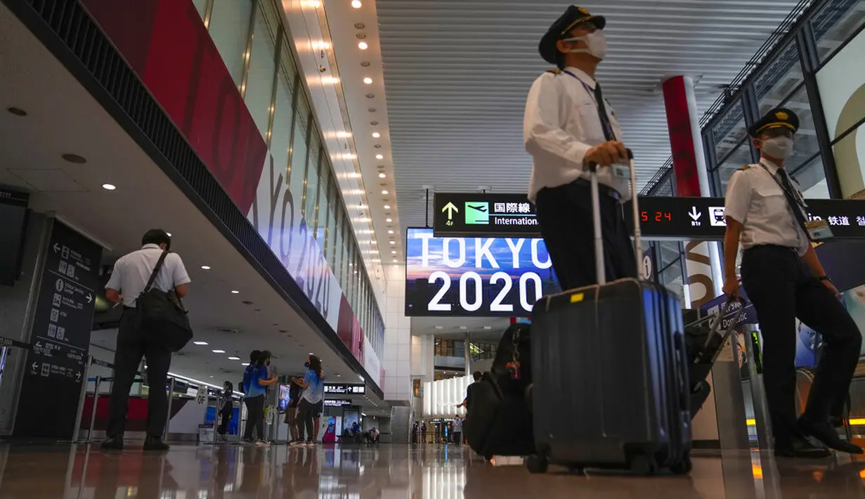 Papan tanda Olimpiade dan Paralimpiade Tokyo 2020 ditampilkan di lobi kedatangan internasional di Bandara Narita, Tokyo, Kamis (15/7/2021). Penyelenggaraan Olimpiade Tokyo akan didadakan di bawah keadaan darurat covid-19 yang diumumkan di Ibu Kota Jepang. (AP Photo/Kiichiro Sato)
