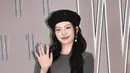 Yeji ITZY tampak seperti putri keluarga old money dengan knit top, maxi skirt, dan topi hitamnya. [Dok/Newsen].