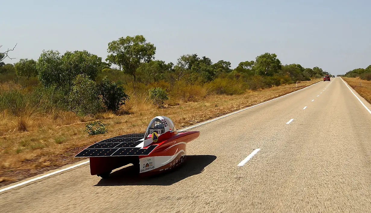 Mobil tenaga surya Solar Team Twente yang bernama Red Shift melaju menuju Tennants Creek pada hari kedua balapan di Australia (9/10). Mereka melintasi pedalamanya Australia sepanjang 3.000 kilometer. (AFP Photo/World Solar Challenge 2017/Mark Kolbe)