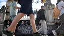 Angka kematian yang telah diverifikasi sejauh ini menunjukkan, hampir 70 persen adalah wanita dan anak-anak. (Justin TALLIS/AFP)