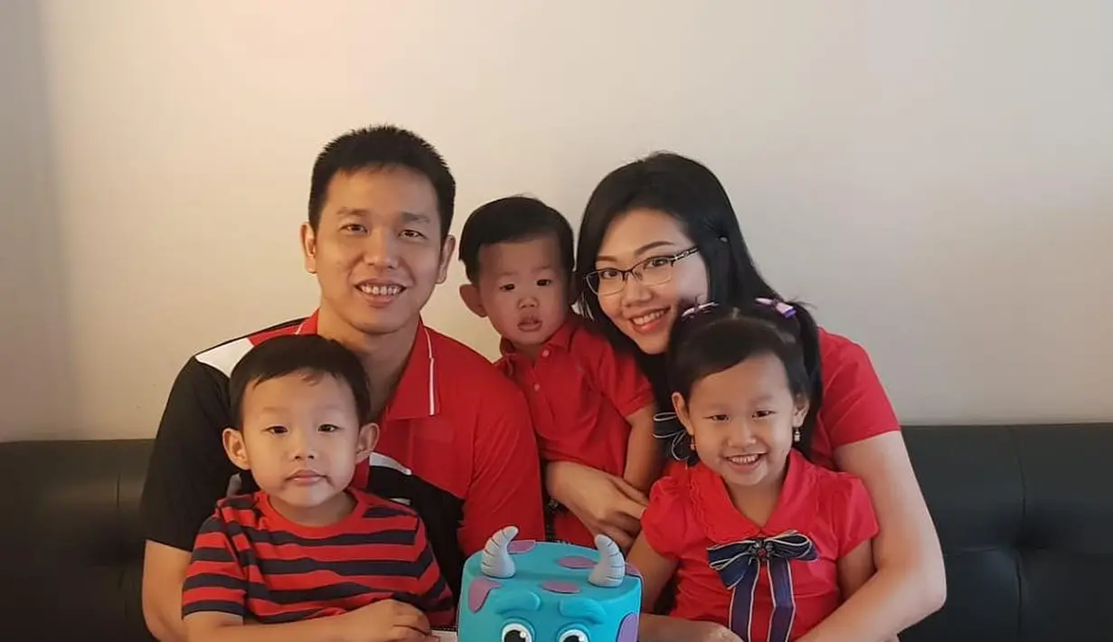 Dalam setiap momen perayaan ulang tahun, tak pernah ketinggalan ritual potong cake dengan baju berwarna senada. (Foto: Instagram @hendrasansan)