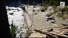Polisi melakukan olah tkp ambruknya jembatan cariu.