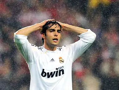 Reaksi kekecewaan Kaka di saat Real Madrid bermain imbang 0-0 dengan Sporting Gijon dalam lanjuta La Liga di Estadio El Molinon, Gijon, 24  Oktober 2009. AFP PHOTO/JAVIER SORIANO