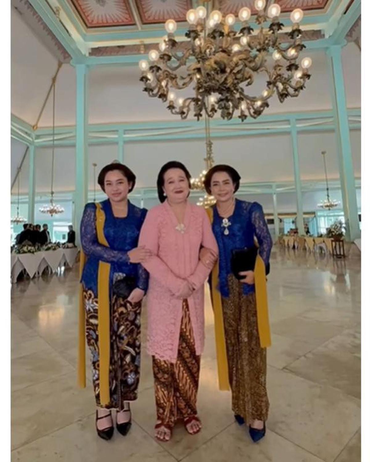 6 Potret Mayangsari dan Khirani Trihatmodjo Kompak Pakai Kebaya Biru di Acara Solo