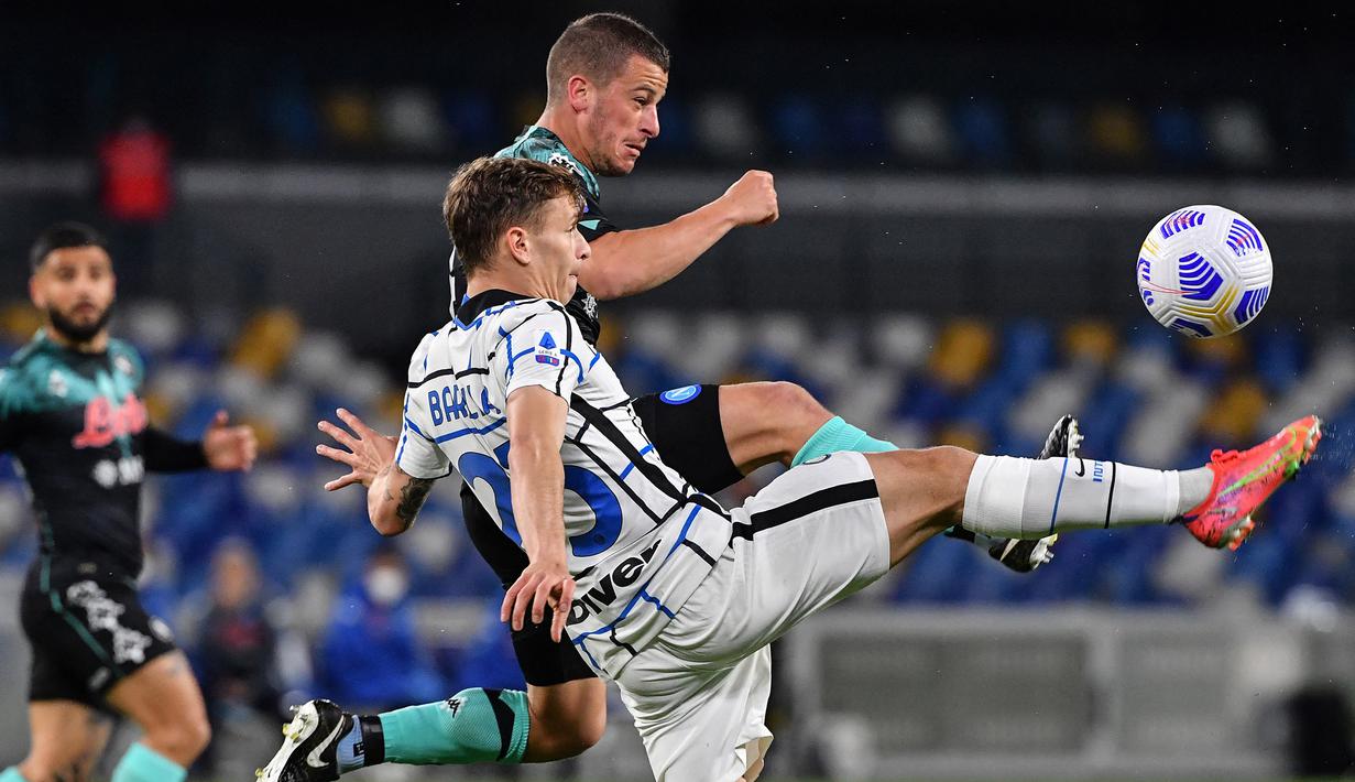 Gelandang Inter Milan, Nicolo Barella (depan) berebut bola dengan gelandang Napoli, Diego Demme dalam laga lanjutan Liga Italia 2020/2021 pekan ke-31 di Diego Armando Maradona Stadium, Minggu (18/4/2021). Inter bermain imbang 1-1 dengan Napoli. (AFP/Tiziana Fabi)