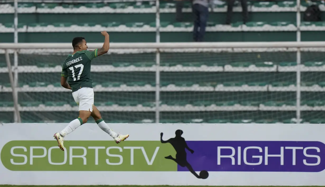 Pemain Bolivia Roberto Fernandez melakukan selebrasi usai mencetak gol ke gawang Paraguay pada pertandingan kualifikasi Piala Dunia 2022 di Stadion Hernando Siles, La Paz, Bolivia, Kamis (14/10/2021). Bolivia menang 4-0. (AP Photo/Juan Karita)