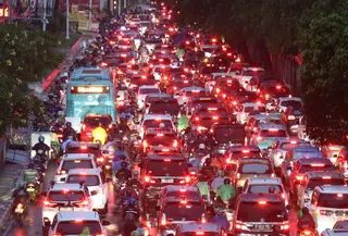 Suasana arus lalu lintas di Jalan TB Simatupang Jakarta Selatan saat sore hari, Rabu (20/8/2025). (KapanLagi.com/Budy Santoso)