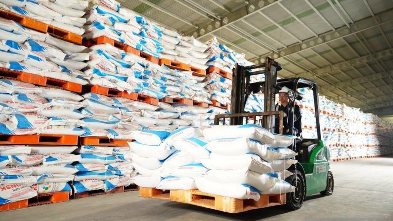 Fakta Menarik: Harga Pupuk Turun 20 Persen, DPR Dorong Pengawasan Ketat Agar Petani Tak Rugi!