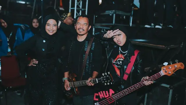 Chua sambil menggendong gitarnya berpose dengan para personel Kotak Band yang lain. (Foto: Instagram/@chuakotak)