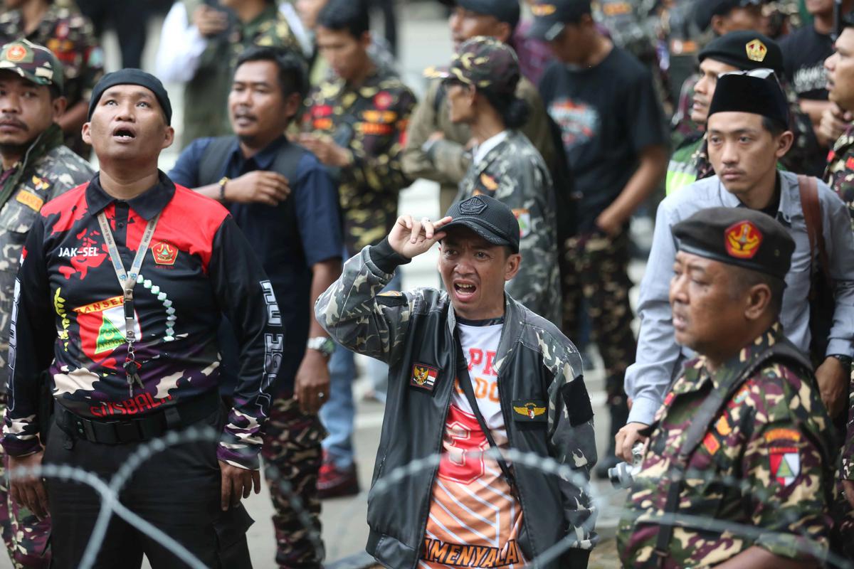 FOTO: Aksi Penolakan Banser Usai Penahanan Yaqut Cholil Qoumas