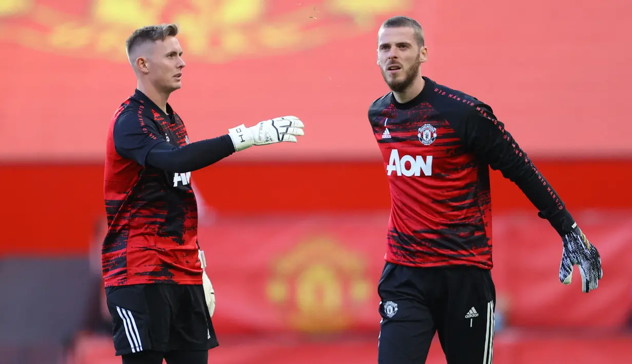 Saat ini Manchester United memiliki dua kiper brilian di bawah mistar gawang. Sebelum Dean Henderson kembali ke Old Trafford, posisi David de Gea amat nyaman sebagai kiper utama. Kini posisi itu menjadi panas dengan penampilan apik Henderson. Apa saja kelebihannya? (AFP/Richard Heathcote/Pool)