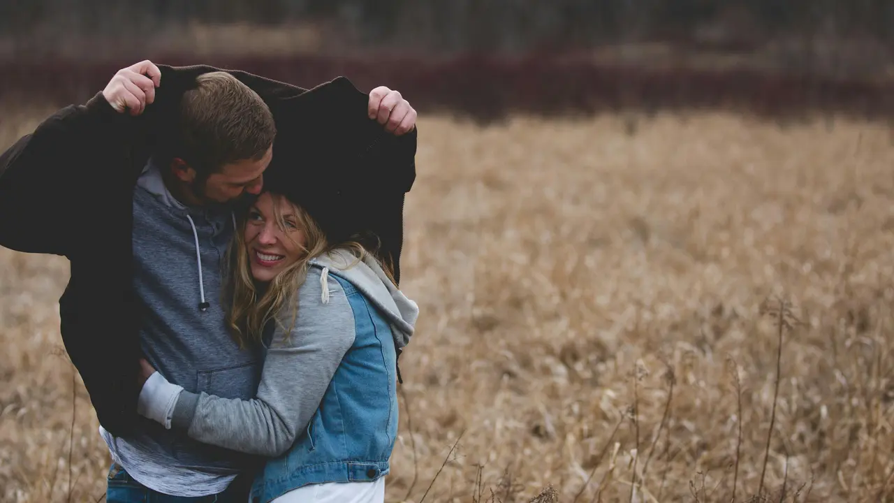 3 Zodiak yang Dikenal Paling Romantis dan Penuh Kejutan Manis