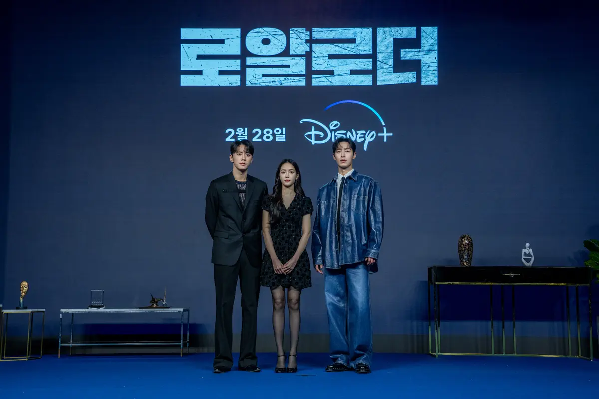 Lee Jun Young, Hong Suzu, dan Lee Jae Wook di konferensi pers serial drama Korea The Impossible Heir. [Foto: Disney+ Hotstar]