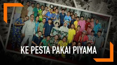 Bukannya pakai batik atau baju resmi lainnya, para tamu ini justru memilih datang dengan mengenakan piyama alias baju tidur. Peristiwa unik ini terjadi di Kabupaten Barru, Sulawesi Selatan.