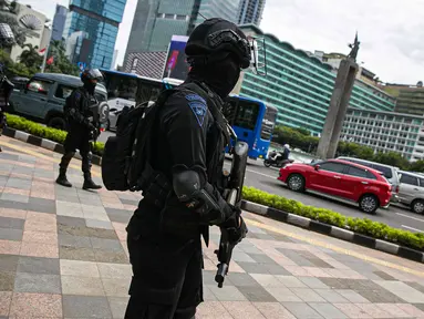 Petugas Brimob Polda Metro Jaya dengan senjata lengkap melakukan penjagaan di kawasan Bundaran HI, Jakarta, Kamis (1/4/2021). Pasca penyerangan yang terjadi di Mabes Polri, aparat kepolisian memperketat penjagaan dan pengamanan di ruang publik ibu kota. (Liputan6.com/Faizal Fanani)