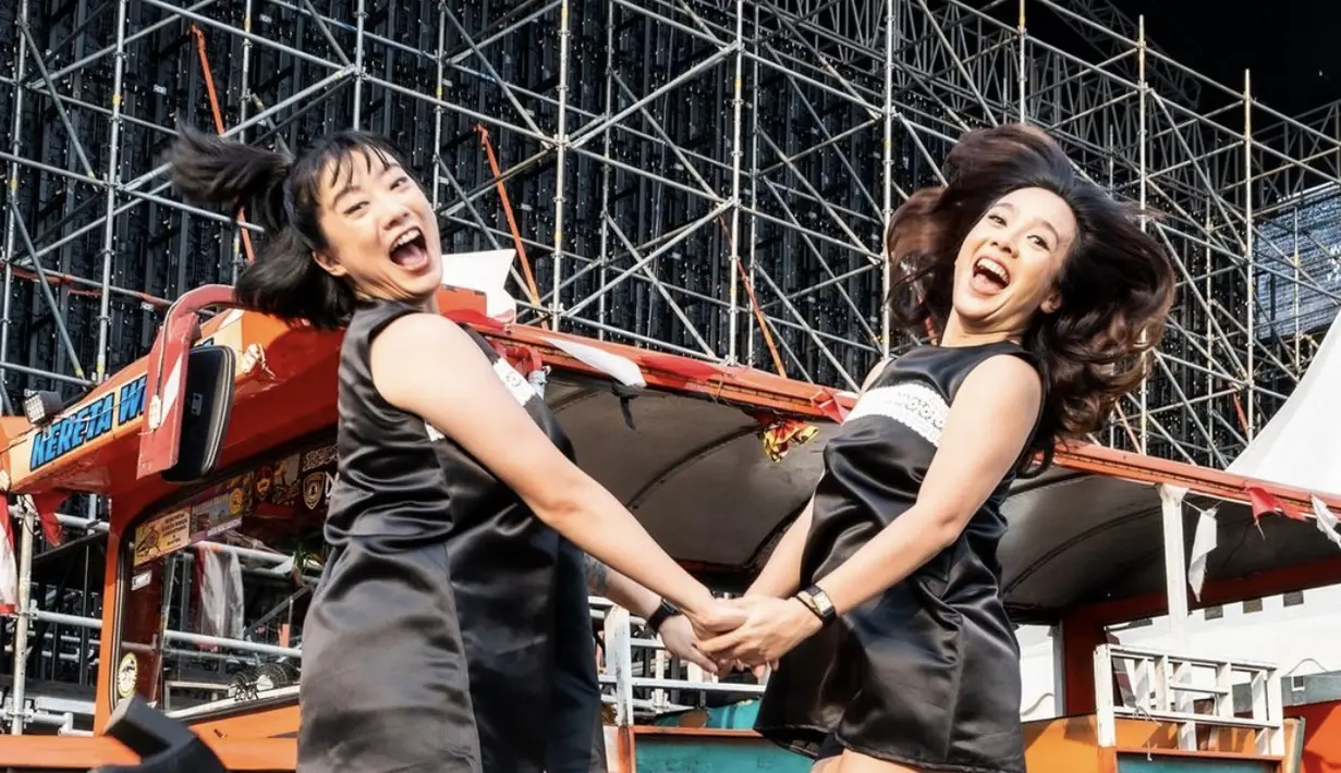 Keduanya tampil bernostalgia dengan dress hitam yang mirip dengan tampilan mereka saat di Trio Kwek Kwek. [Foto: Instagram/ Dea Ananda]