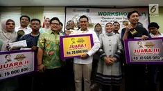 Ketua Umum DPP Partai Kebangkitan Bangsa (PKB) Muhaimin Iskandar (ketiga kiri) melakukan foto bersama bersama pemenang PKB Movie Awards saat acara Penyerahan Hadiah Pemennagg PKB Movie Award 2017 di Fraksi PKB, Jakarta (20/9). (Liputan6.com/JohanTallo)