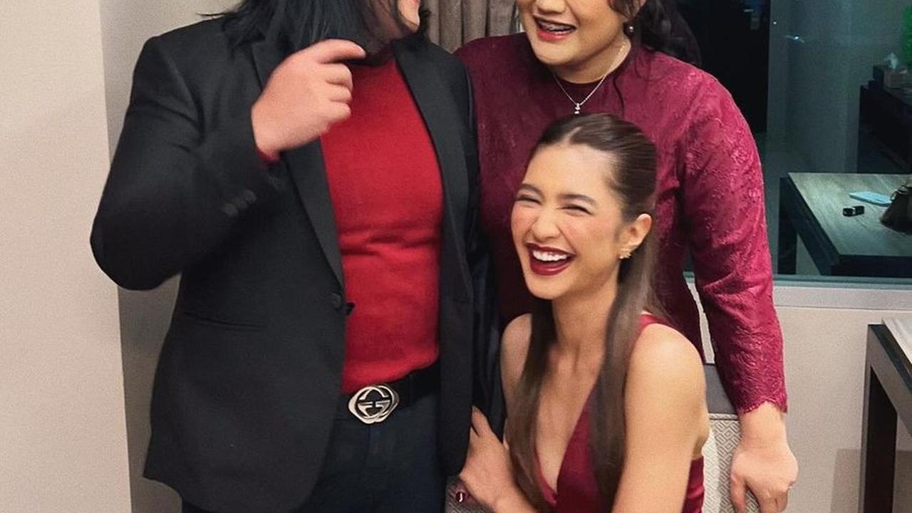 Cantik dan Elegannya Mikha Tambayong Jadi Bridesmaid, Pakai Dress Merah yang Bikin Pangling