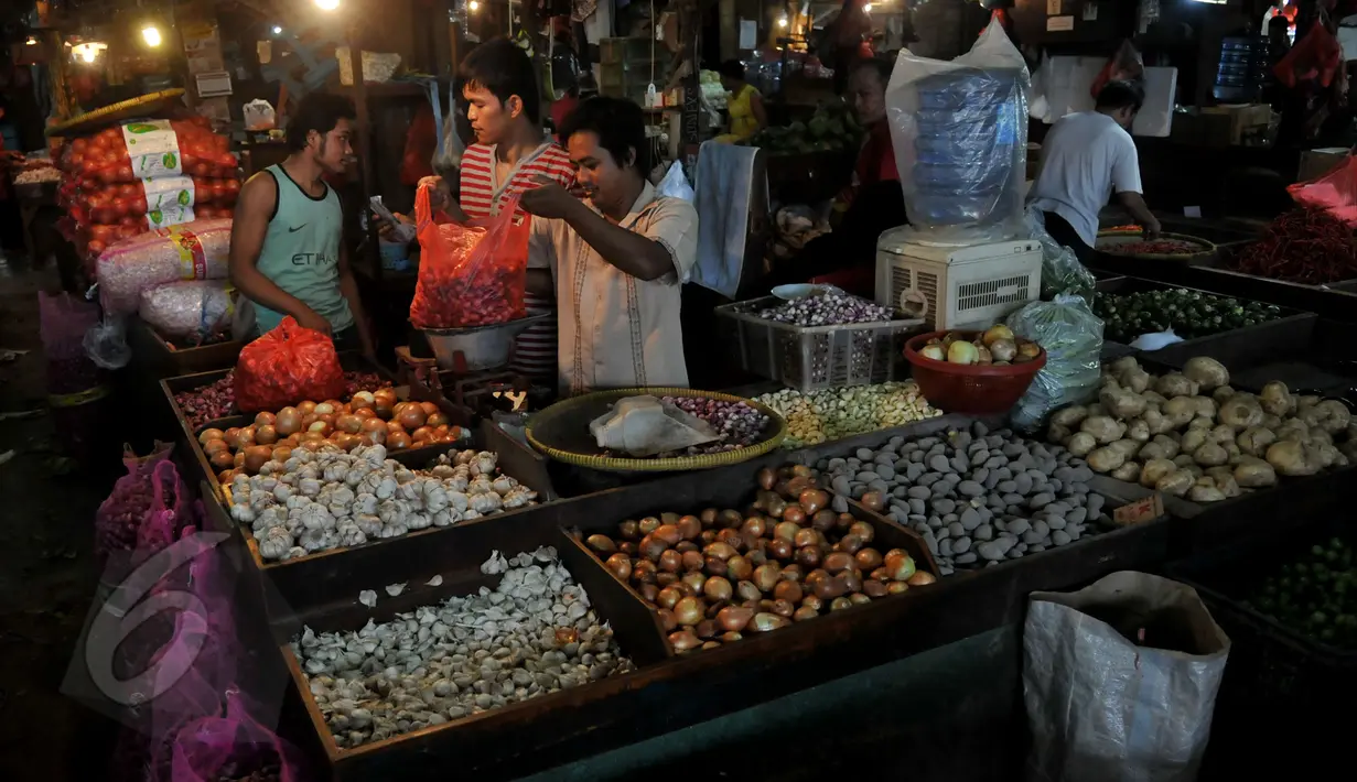 Pedagang dan pembeli melakukan transaksi di Pasar Senen, Jakarta, Sabtu (30/5/2015). Menjelang bulan Ramadhan, harga kebutuhan pokok mulai merangkak naik. (Liputan6.com/Johan Tallo)